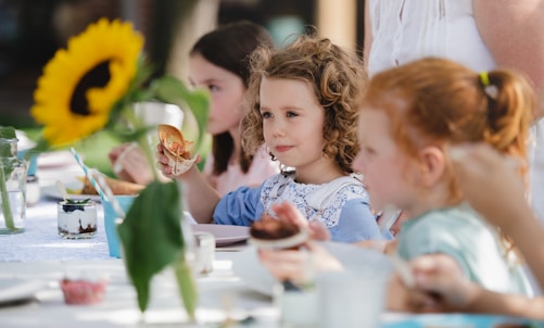 Kinder feiern am festlich dekorierten Tisch im Brot Bistro Bar Zürich – kinderfreundliche Eventlocation