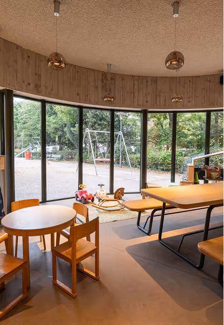 Kinderspielecke im Gastraum des Brot Bistro Bar Zürich – kinderfreundliches Restaurant mit Blick in den Park
