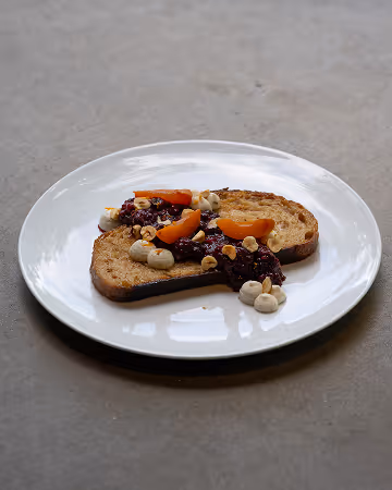 Hausgemachte Tartine mit Karotten, Beeren und Nüssen im Brot Bistro Bar Zürich