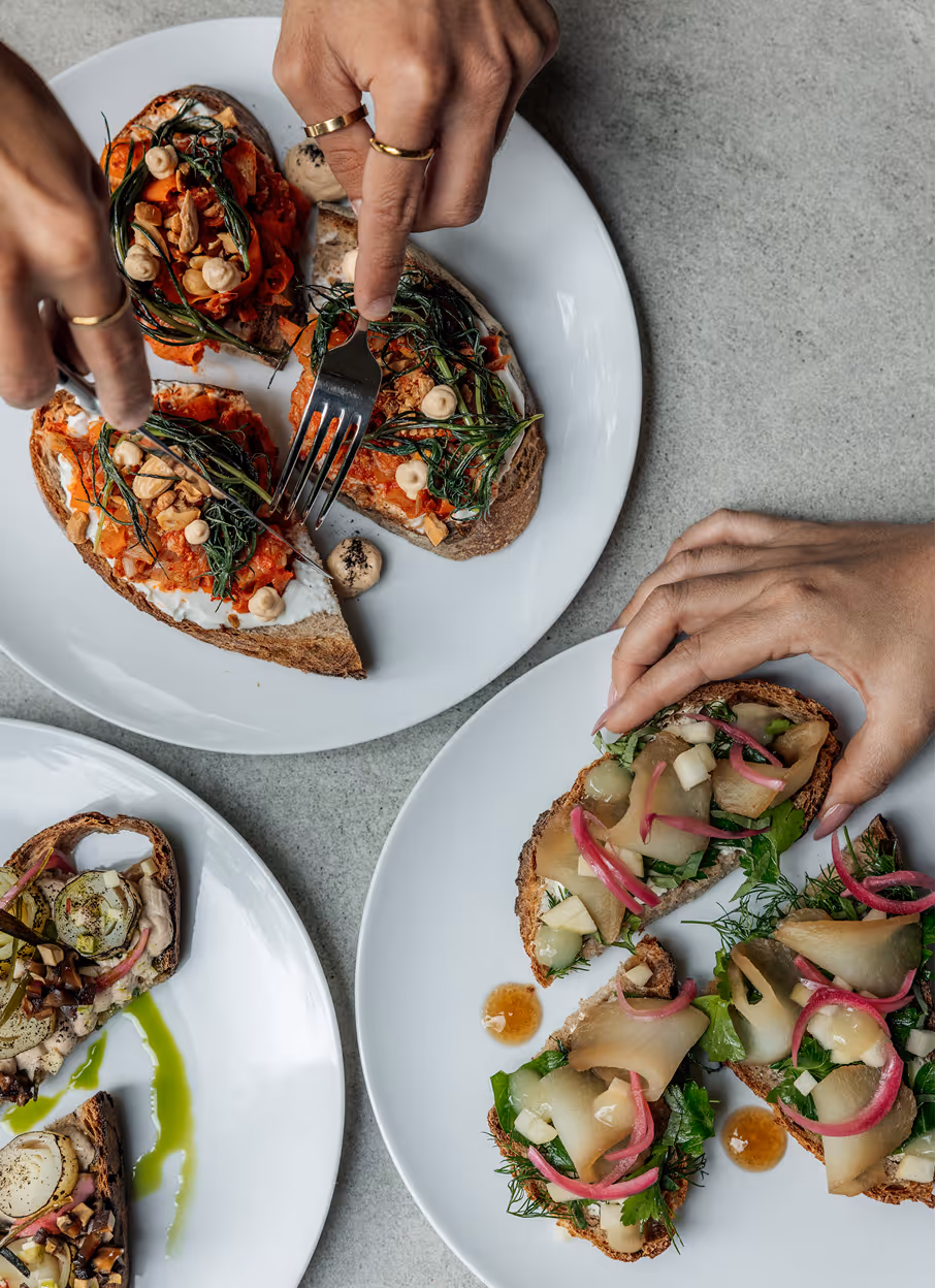 Geteilte Tartines mit saisonalem Gemüse, Pilzen und Kräutern im Brot Bistro Bar Zürich – Bistroküche zum Teilen
